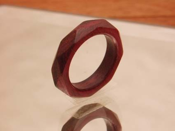 木の指輪 ダイアナ 赤紫 【受注生産】パープルハート ブリリアントカットをイメージしたシンプルだけど大人っぽい指輪です 2枚目の画像