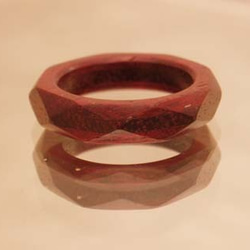 木の指輪 ダイアナ 赤紫 【受注生産】パープルハート ブリリアントカットをイメージしたシンプルだけど大人っぽい指輪です 1枚目の画像