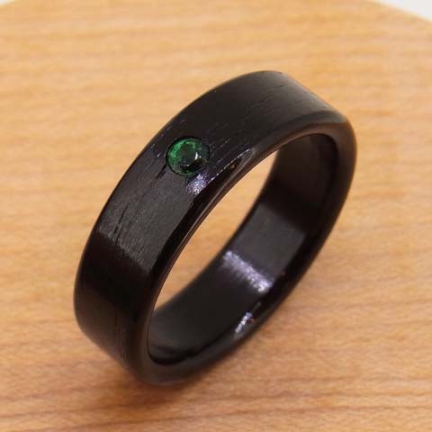 エメラルド(5月の誕生石)を入れた木の指輪 【受注生産】黒檀　コクタン 独自の技法で宝石をしっかりと固定します