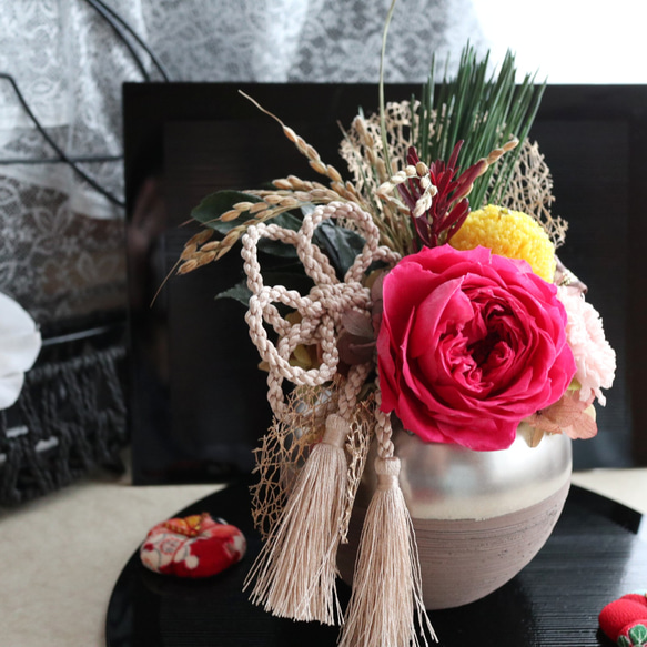 ［Creema限定］❀ お正月飾り ❀ シルバーブラウンの器に薔薇 和モダンアレンジ 2枚目の画像
