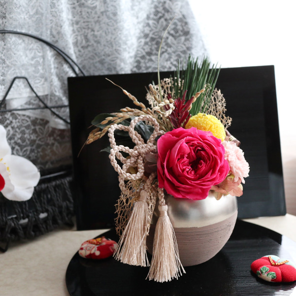 ［Creema限定］❀ お正月飾り ❀ シルバーブラウンの器に薔薇 和モダンアレンジ 4枚目の画像