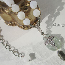 ホワイトオパールとグリーンカイヤナイトのネックレス 2枚目の画像