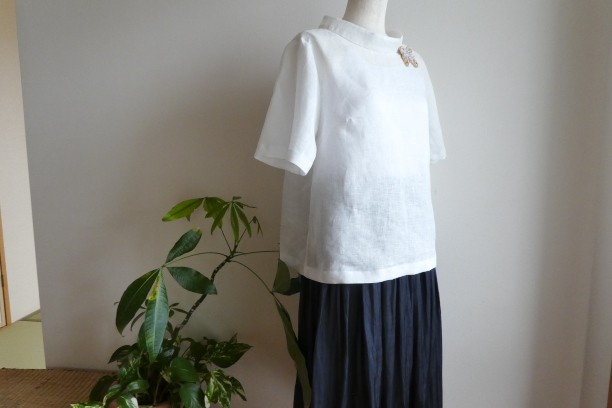 ハイネック　麻のリボンブラウス（白）