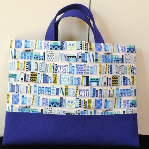 高学年まで使えるレッスンバッグ・図書バッグ（ブックシェルフ柄