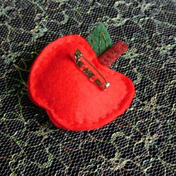 リンゴちゃん✨キラキラブローチ（赤リンゴ・青リンゴ） 4枚目の画像