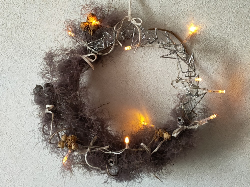 ステンドグラスとスモークツリーのリース