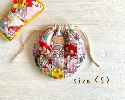 はぎれを愛でる》パッチワークの巾着〈S〉ピンク系 巾着袋