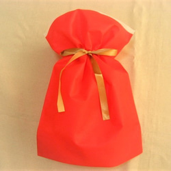 ◆送料無料♪◆簡単！プレゼント用マチ付きラッピング袋Ｍサイズ◆入れて結ぶだけで華やかに(*´▽｀*)◆赤×ゴールド◆ 1枚目の画像