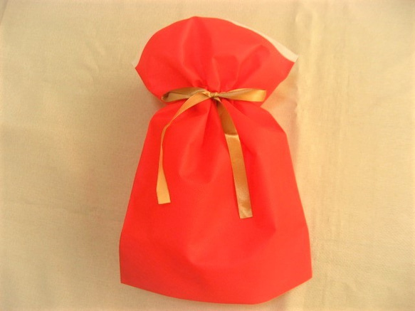 ◆送料無料♪◆簡単！プレゼント用マチ付きラッピング袋Ｍサイズ◆入れて結ぶだけで華やかに(*´▽｀*)◆赤×ゴールド◆ 1枚目の画像