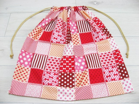 25-94◆送料無料♪◆ループ選択式＊特大巾着袋◆５０×５０ｃｍ◆赤系パッチワーク柄◆体操着袋＊お着替え袋◆ひもベージュ 1枚目の画像