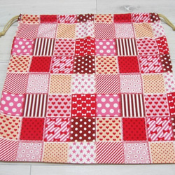 25-94◆送料無料♪◆ループ選択式＊特大巾着袋◆５０×５０ｃｍ◆赤系パッチワーク柄◆体操着袋＊お着替え袋◆ひもベージュ 2枚目の画像