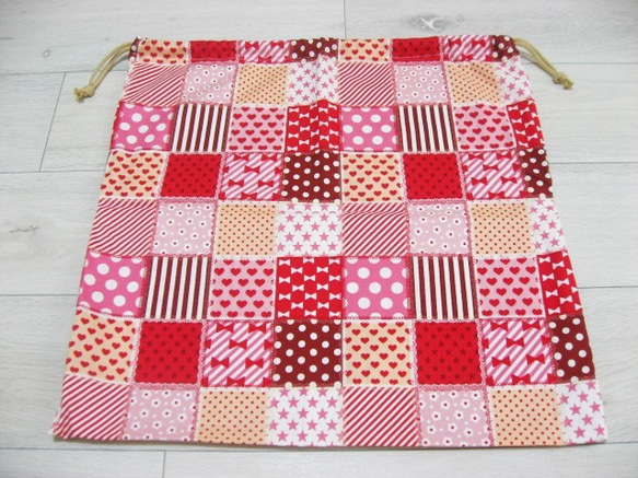 25-94◆送料無料♪◆ループ選択式＊特大巾着袋◆５０×５０ｃｍ◆赤系パッチワーク柄◆体操着袋＊お着替え袋◆ひもベージュ 2枚目の画像