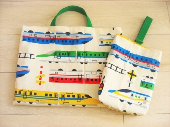 ハンドメイド★訳あり⚠️生成り。新幹線プリント片側紐出し巾着★入園入学グッズ。電車 ハンドメイド☆訳あり⚠️生成り。新幹線プリント片側紐出し巾着