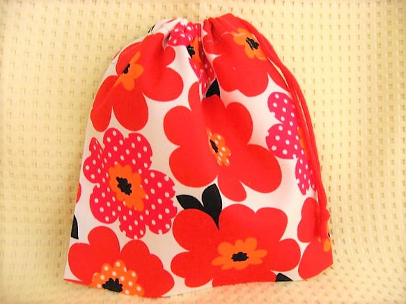 19-73◆SALE◆巾着袋＊１８×１８ｃｍ◆北欧調花柄＊シンプル赤◆コップ袋＊おやつ入れ＊マスク入れ＊サニタリーに♪ 1枚目の画像