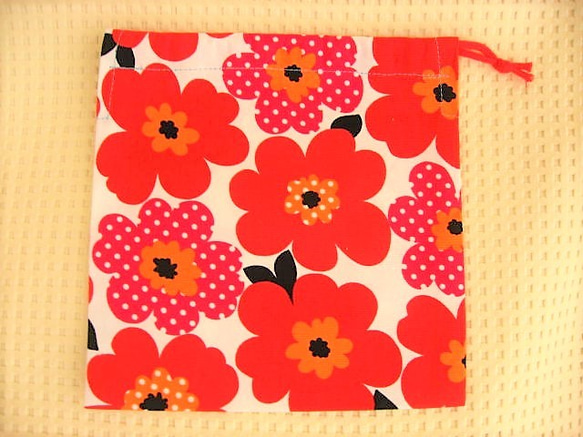 19-73◆SALE◆巾着袋＊１８×１８ｃｍ◆北欧調花柄＊シンプル赤◆コップ袋＊おやつ入れ＊マスク入れ＊サニタリーに♪ 2枚目の画像