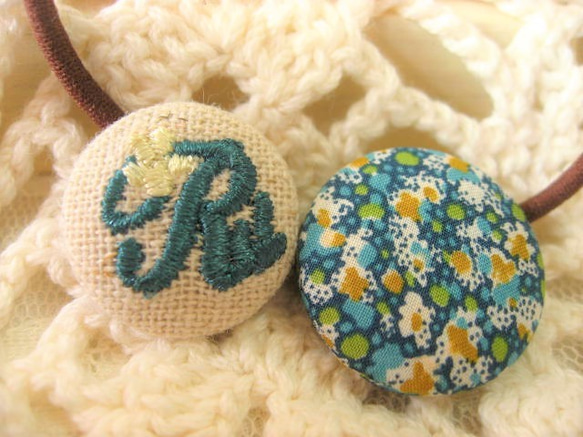 8-88◆再販◆送料込み♪◆ハンドメイドヘアゴム◆イニシャル『Ｒ』×リバティ花柄◆刺繍◆緑＊グリーン◆アルファベット 1枚目の画像