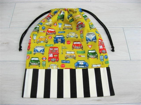 17-5◆送料無料♪◆巾着袋＊４０×３０cm◆体操服袋＊お着替え袋◆レトロクラシックカー＊車＊バス◆モノトーンストライプ 1枚目の画像