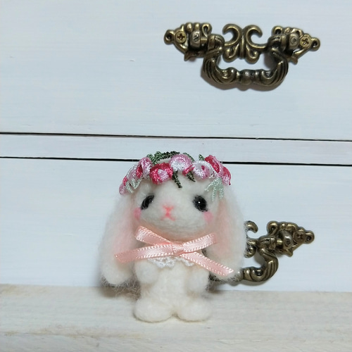 ハンドメイド 羊毛フェルト かわいいウサギ 花冠付き ハンドメイド 羊毛フェルト かわいいウサギ 花冠付き 【公式通販】