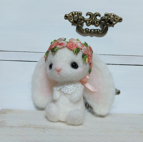 ハンドメイド 羊毛フェルト かわいいウサギ 花冠付き 羊毛フェルト うさぎ 花冠 羊毛フェルト Mimi♡Ronron 通販