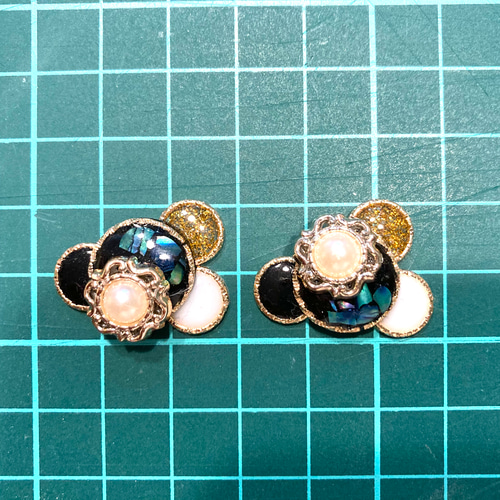 ビジュー×レジンアクセサリー 色んな大きさの円が重なるシックな