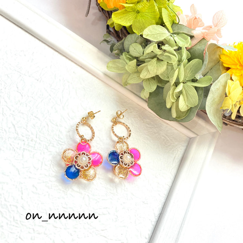 ピンクフラワーレジン×スパンコール♡花びら ピアス イヤリング 768145547c1150755c5c81d8513ea6