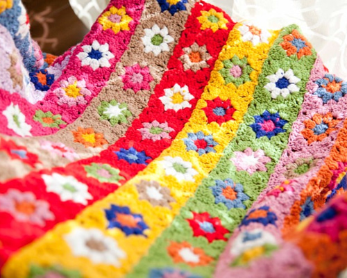 紫とラベンダーの畝(うね)編み モチーフ ソファカバー ハンドメイド ハンドメイドかぎ針編み お花・青・紫 モチーフクッションカバー