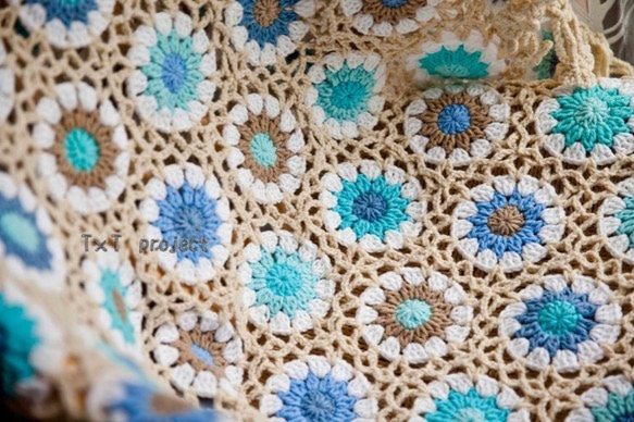ハンドメイドかぎ針編み お花 モチーフ ひざ掛け❁ ギリシャブルー❁手作り/編み物/鍵編み ソファーカバー 5枚目の画像