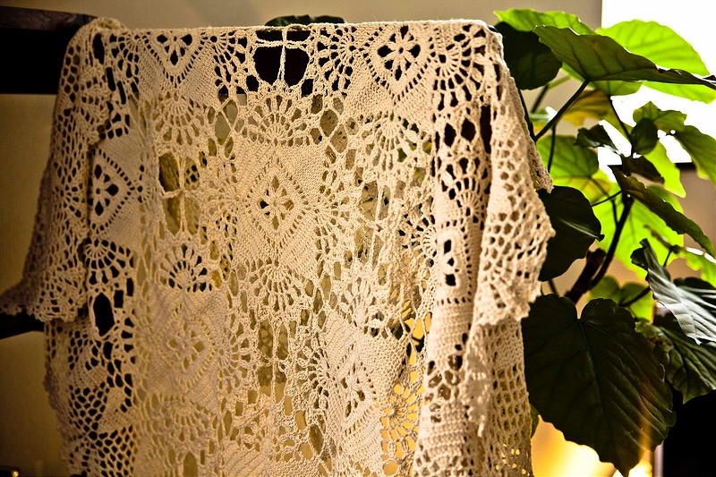 美品】フランスアンティーク BA花文字刺繍 スカラップ大判カバー[3071]