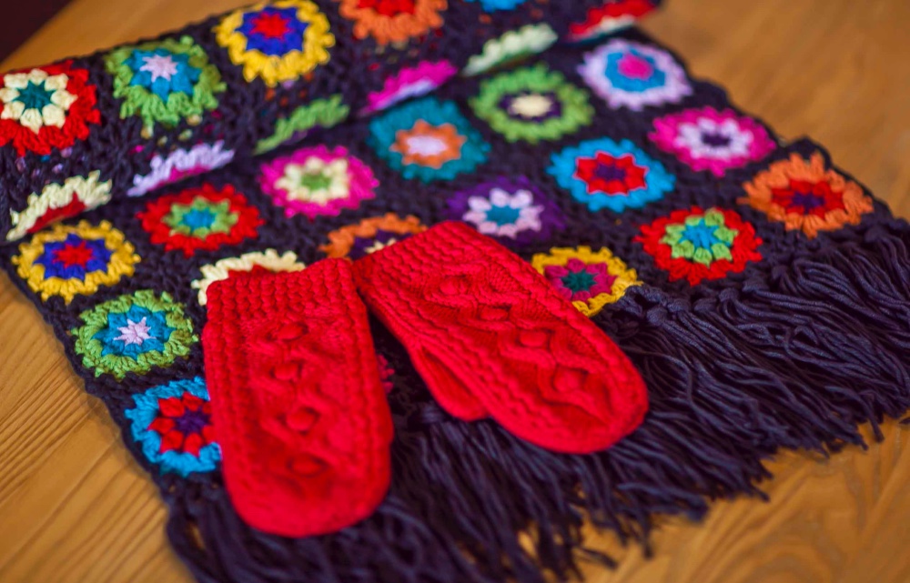 『Creema限定』「かぎ針編みお花モチーフ」肩掛け/ポンチョ　&　「暖かい手編み」ウール手袋/ミトン　の２点セット★