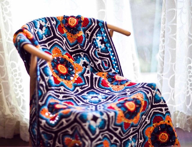 ペルシャ柄♪　かぎ針編み お花 モチーフ編み❁手作り/編み物/かぎ針編み カーペット ソファーカバー　ブランケット