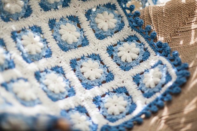 ハンドメイド　手編み　お花のベッドカバー　ブラック