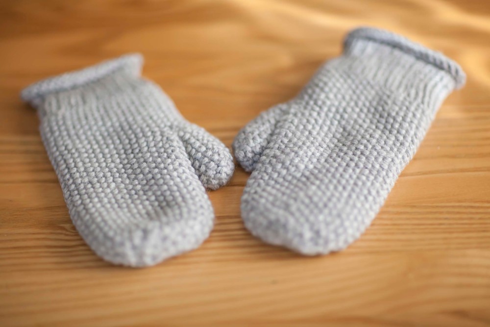 【新作】ラメ入りウール手袋・ミトン★あたたかい・手編み＊ライトグレー/灰＊裏フリース クリスマスプレゼント　Xmas