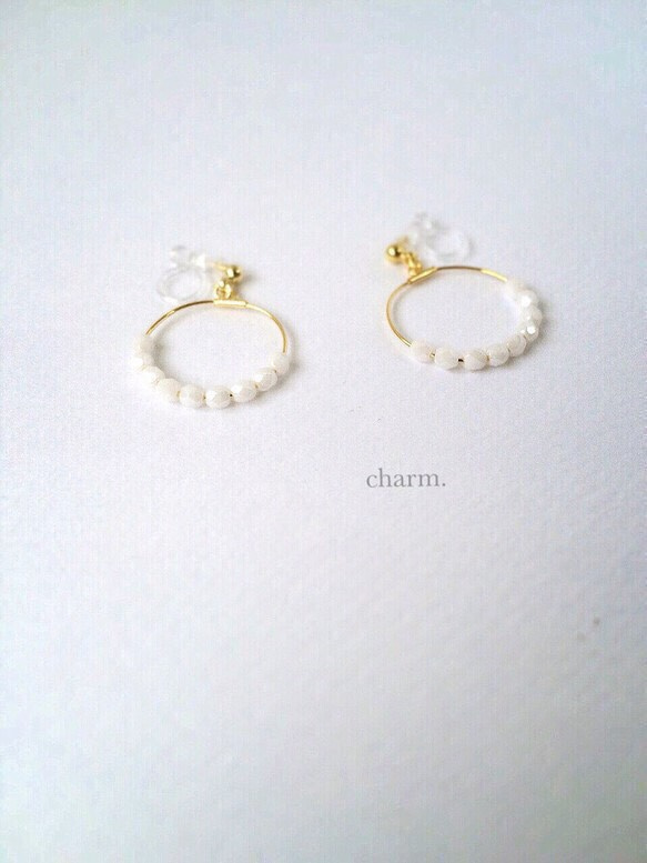 〈再々…販〉czech beads hoop earring WHITE〜チェコビーズのフープピアスorイヤリング〜 2枚目の画像