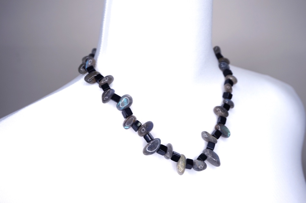 天然の自由形状のラブラドライト研磨された明るい半貴石のネックレス-黒い瑪瑙研磨された明るい正方形のビーズ