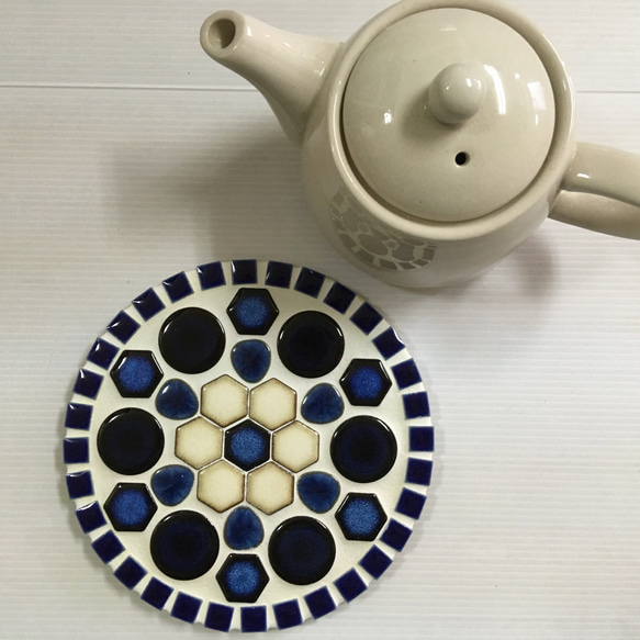 モザイクタイルの鍋敷：丸～幾何学模様～ネイビー＆紺（なまこ)色 2枚目の画像