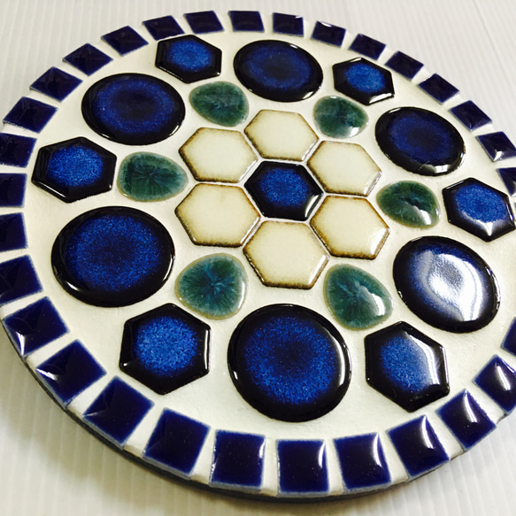 モザイクタイルの鍋敷：丸～幾何学模様～紺（なまこ)色 2枚目の画像