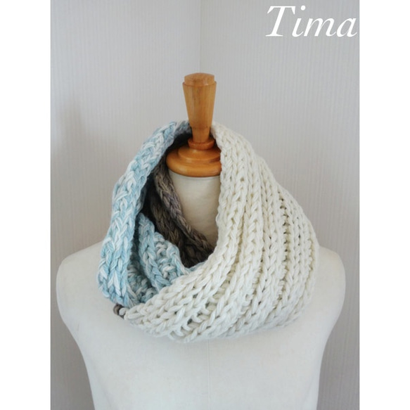 再販　杢風水色とグレー、ホワイトのケーブル編みスヌード 3枚目の画像
