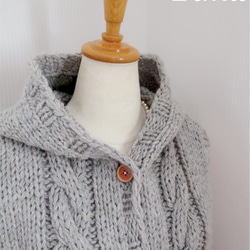フード付きケーブル編みの手編みウールベスト ニット・セーター