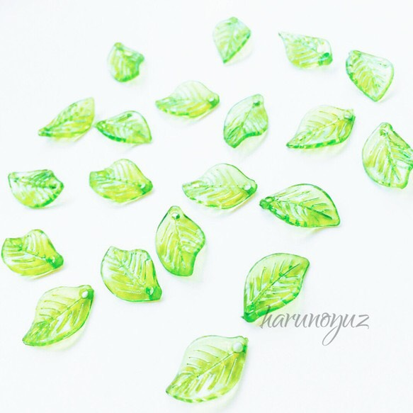 透明感溢れるグリーンリーフ♡可愛い小さめな葉っぱのチャーム／20個 1枚目の画像