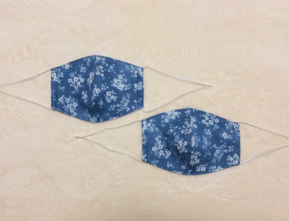 2枚セット小花柄のダブルガーゼマスク大人用 ブルー系 1枚目の画像