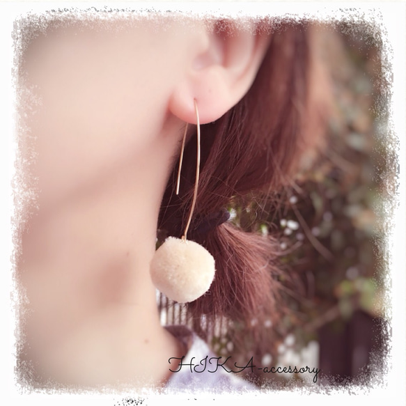 **fur ball pierce**    【beige】 2枚目の画像