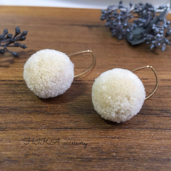 **fur ball pierce**    【beige】 3枚目の画像