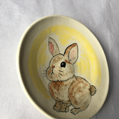 未来を見つめるウサギ❣️のお皿 手作り陶器 お皿立て付き