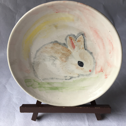一点物 子ウサギの皿❣️ 手作り陶器 お皿立て付き うさぎ 兎 一点物 子ウサギの皿❣️ 手作り陶器 お皿立て付き うさぎ 兎