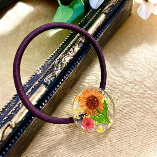 ひまわり風押し花のヘアゴム レジンのドライフラワー ビビッド