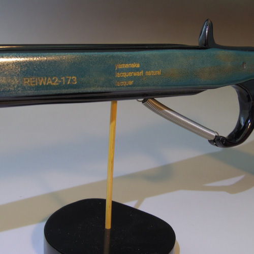 ゴム銃 ゴム銃天然漆塗刷毛手塗青漆の中に銀地蒔絵のオリジナル