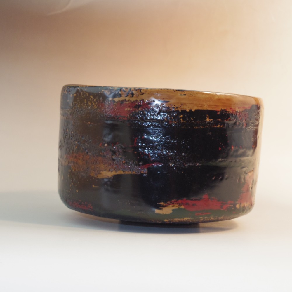 乾漆茶碗高麗茶碗写し　脱乾漆技法 (生漆で麻・和紙・地の粉の繰り返しで厚みを出して石膏型から抜き出し漆塗)