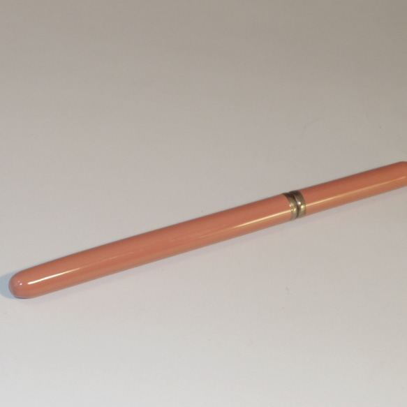 限量版蘆葦圓珠筆雪茄型紅色毛筆手繪產品。使用時可以稍後設置蓋子。 第2張的照片