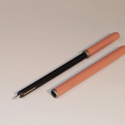 限量版蘆葦圓珠筆雪茄型紅色毛筆手繪產品。使用時可以稍後設置蓋子。 第3張的照片
