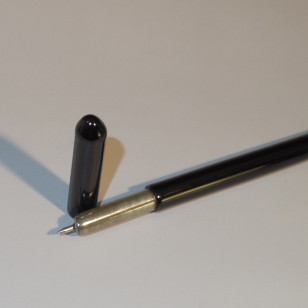 限定品葦のボールペン葉巻型黒色刷毛手塗の品物です。ペン先銀地にしてあります。